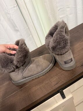 UGG Women's Short Shearling Cuff Boot - Gray